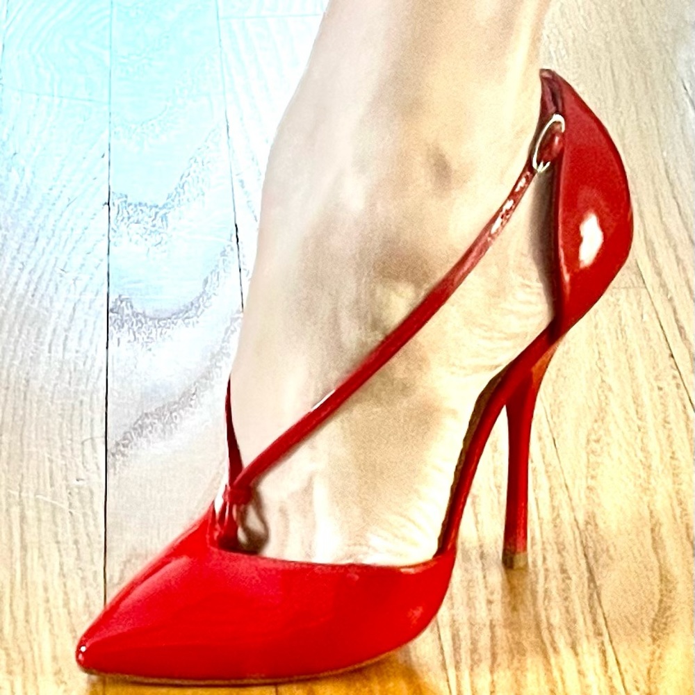 Brand new Giuseppe Zanotti Patent Red Pumps, 37 - Picture 1 of 7